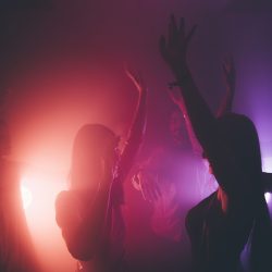 Ospiti ballano ad un party