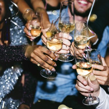 Ospiti festeggiano ad un party